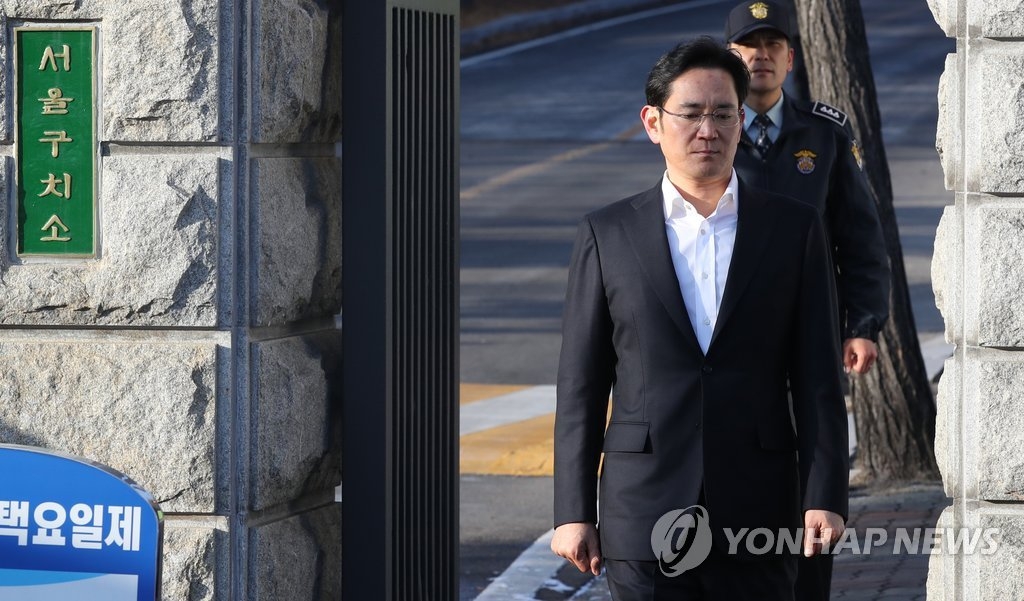 2��5��A�b�ʽB�D�q������������d�ҡA�T�P�q�l�Ʒ|�����b��b�G�f�P�M�Q�P�B�����{�D2�~6�Ӥ�B�w�D4�~�C�Ϭ����b��Q��353�ѦZ�����A�������H�a���X��d�ҡC�]���p���^