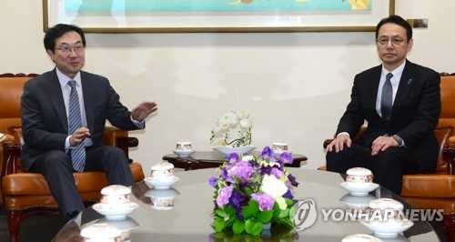 資料圖片:左為韓方團長、南韓外交部韓半島和平交涉本部長李度勳,右為日方團長、日本外務省亞洲大洋洲局局長金杉憲治。(韓聯社)