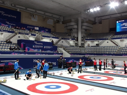 ��ƹϤ��G2017�@�ɫC�~�B���A���ɪ����ɿ��̦b����D�������B�����߶i��A���V�m�C�]���p���^ 