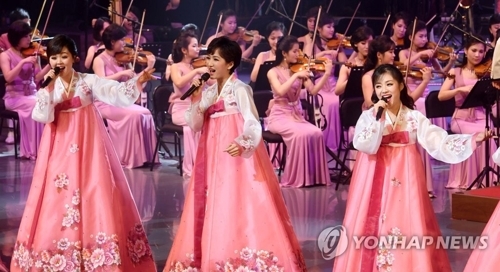 資料圖片:2月8日下午,在江原道江陵藝術中心師任堂大廳,訪韓的朝鮮三池淵管弦樂團舉行演出,祝願平昌冬奧會和冬殘奧會圓滿成功。(韓聯社)