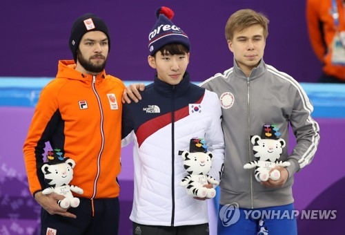 2月10日,在江陵冰上運動場,平昌冬奧會短道速滑男子1500米項目金牌得主林孝俊(中)與銀牌得主荷蘭選手克奈格特(左)、銅牌得主俄羅斯奧林匹克選手葉利斯特拉托夫站在領獎臺上。(韓聯社)
