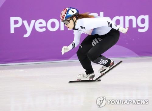 資料圖片:2月10日,在江陵冰上運動場,崔珉禎在比賽中。(韓聯社)