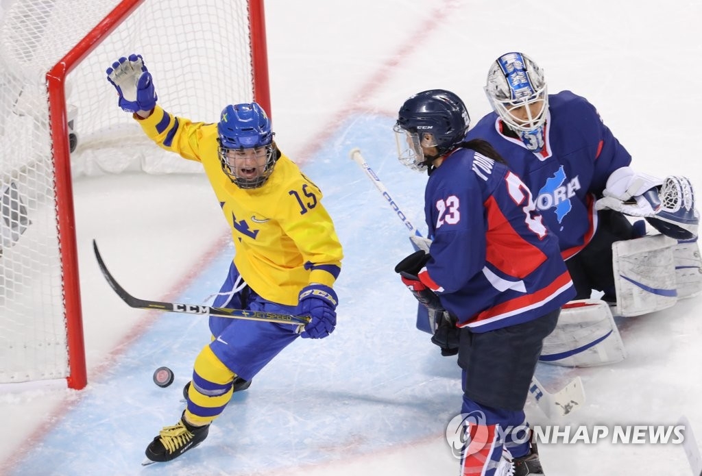 2月12日,在江原道關東冰球中心,韓朝女子聯隊和瑞典隊正在比賽中。(韓聯社)
