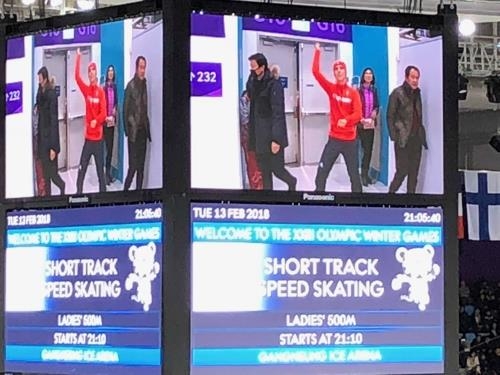 2月13日,在江陵冰上運動場,《江南Style》響起後,一選手跟著節拍大跳馬舞。(韓聯社)