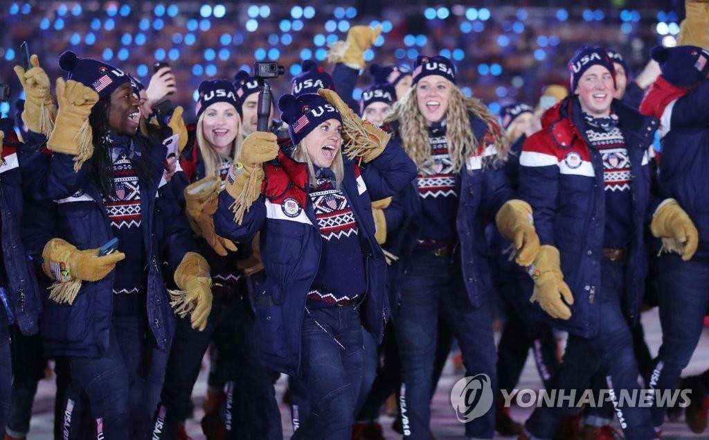 平昌冬奧會開幕式上,美國選手入場跟著K-POP節拍入場。(韓聯社)