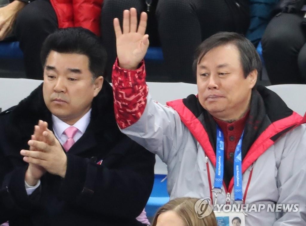2月14日,在江陵冰上運動場,南韓文化體育觀光部長官都鐘煥(右)和朝鮮體育相金日國共同觀賽。(韓聯社)