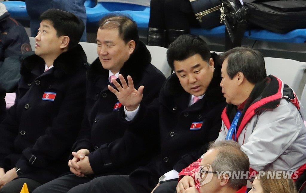 都鐘煥(右一)和金日國(右二)交談。(韓聯社)