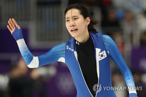 南韓選手金賢榮在比賽結束後向現場觀眾揮手致意。(韓聯社)