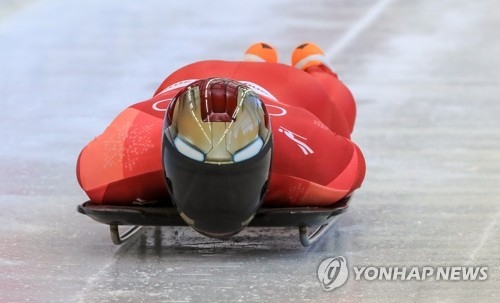 2��15��A�b�������L�ǧJ�Ʀ椤�ߡA�n����⤨�۱l�b�i�業���V���|���[�����k�l��H���زĤ@���Ʀ�C�]���p���^