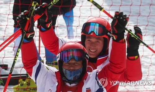 第一輪結束後,崔明光(左)和姜成一向朝鮮拉拉隊揮手。(韓聯社)