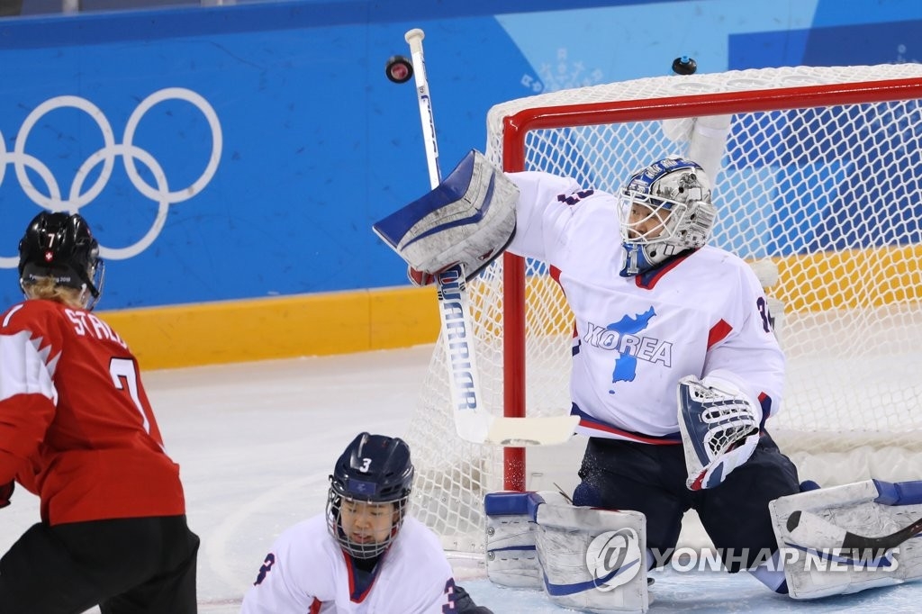 韓朝女子冰球聯隊與瑞士隊在比賽中。(韓聯社)