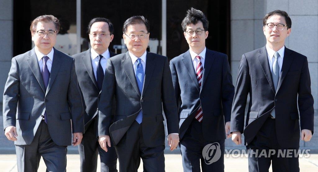 3月5日下午,在首爾機場,南韓總統特使團成員準備乘機飛往朝鮮。(韓聯社)