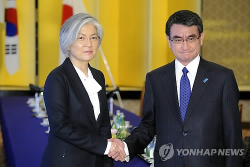 資料圖片:南韓外交部長官康京和(左)與日本外務大臣河野太郎(韓聯社)