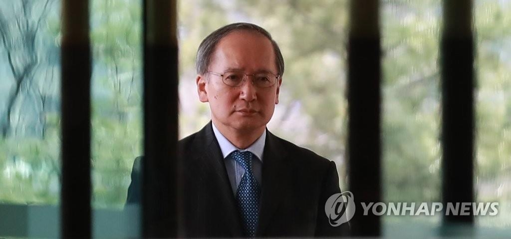 3月30日,日本大使長嶺安政走進南韓外交部大樓。(韓聯社)