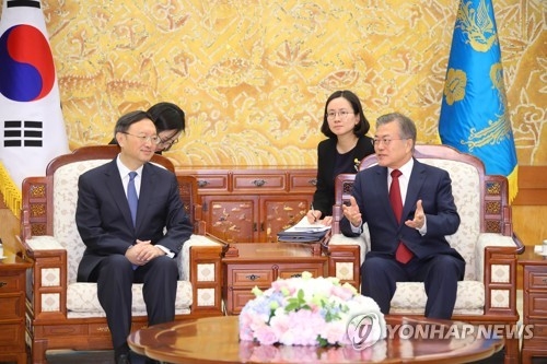 3月30日下午,在青瓦臺,文在寅(右)接見習近平主席的特別代表楊潔篪。(韓聯社)