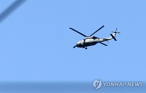 4月11日上午,在慶尚北道星州“薩德”基地附近,南韓空軍直升機在基地上空盤旋。(韓聯社)