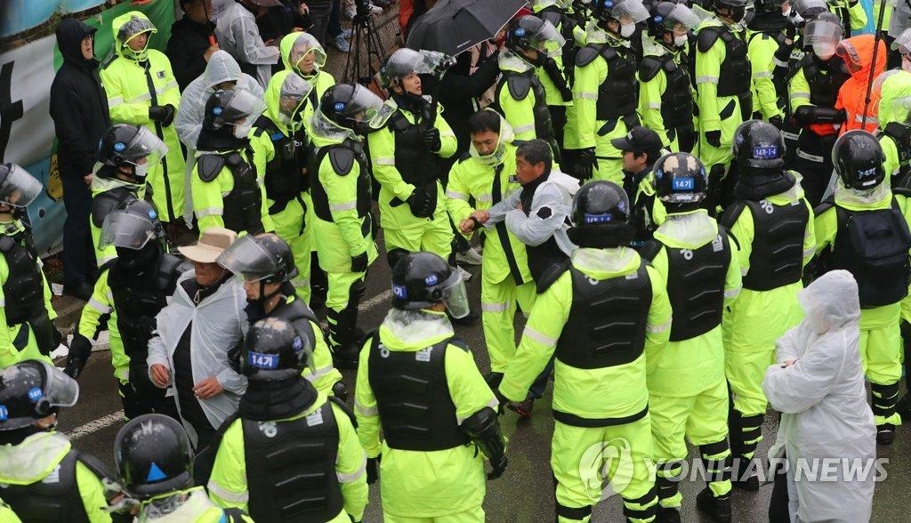 4��23��W�ȡA�b�P�{�p��Э��ন�ءAĵ��b��������b���ļw����a�J�f���~���C�]���p���^