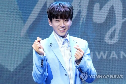 4��24��A�b�������®���MUV HALL�A�q����P�C�b�ĤG�i�g�A�M��mBe Myself�n�mť�|�W�\���ըѴC���ӡC�]���p���^ 