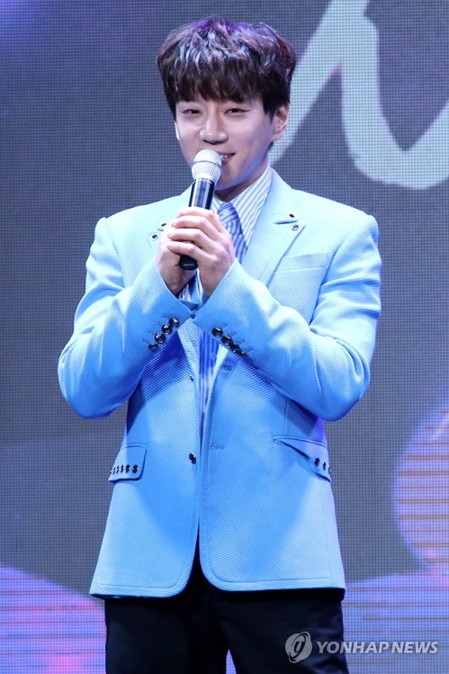 4��24��A�b�������®���MUV HALL�A�q����P�C�b�ĤG�i�g�A�M��mBe Myself�n�mť�|�W���O�̰ݡC�]���p���^