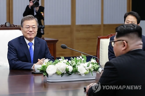 4��27��A�b������ҪO��������@�����M�����a���|�檺���­����|�ͤW�A�n���`�Τ�b�G�]���^�{�u��ť���A��ȩe���|�e�������������o���C�]���p���^