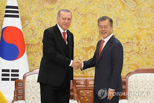5月2日,在青瓦臺,南韓總統文在寅(右)同到訪的土耳其總統埃爾多安舉行會談前握手合影。(韓聯社)