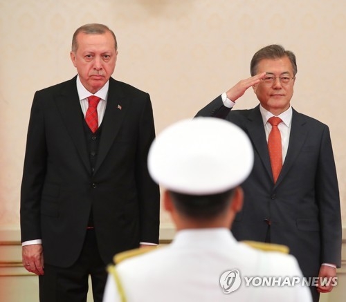 5月2日上午,在青瓦臺迎賓館,南韓總統文在寅(右)和土耳其總統埃爾多安共同檢閱韓軍儀仗隊。(韓聯社)