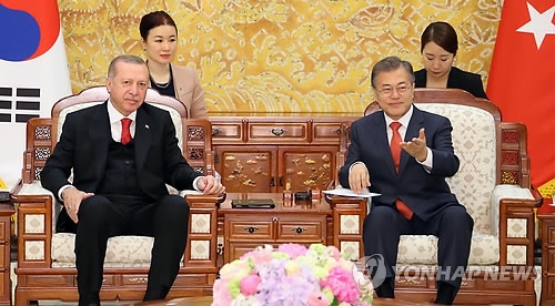 5月2日,在青瓦臺,南韓總統文在寅(右)同到訪的土耳其總統埃爾多安舉行會談。(韓聯社)
