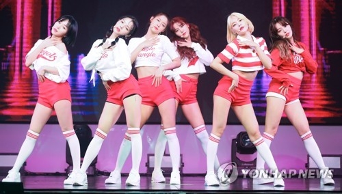 5��28��U�ȡA�b��󭺺����s�z�Ϫ�YES24 LIVE HALL�A�k��AOA�|��Ĥ��i�g�A�M��mBINGLE BANGEL�n�mť�|�A���\���ըѴC���ӡC�]���p���^