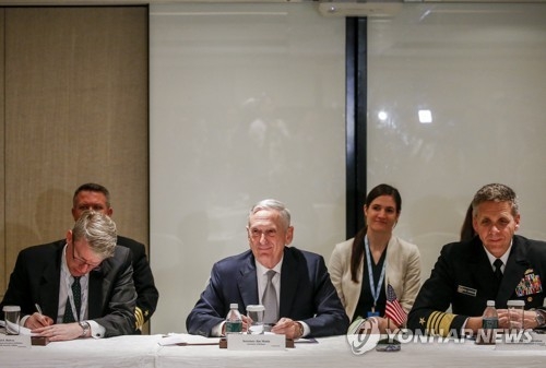 6月2日,美國防長馬蒂斯(右三)在新加坡出席第十七屆亞洲安全會議暨香格里拉對話會。(韓聯社/歐新社)