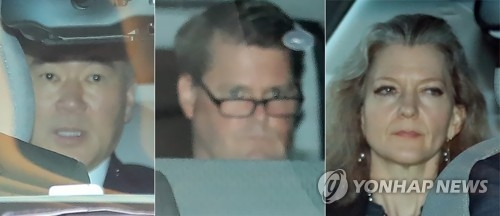 資料圖片:與朝方討論朝美首腦會談議題的美國代表團乘車離開酒店。(韓聯社)