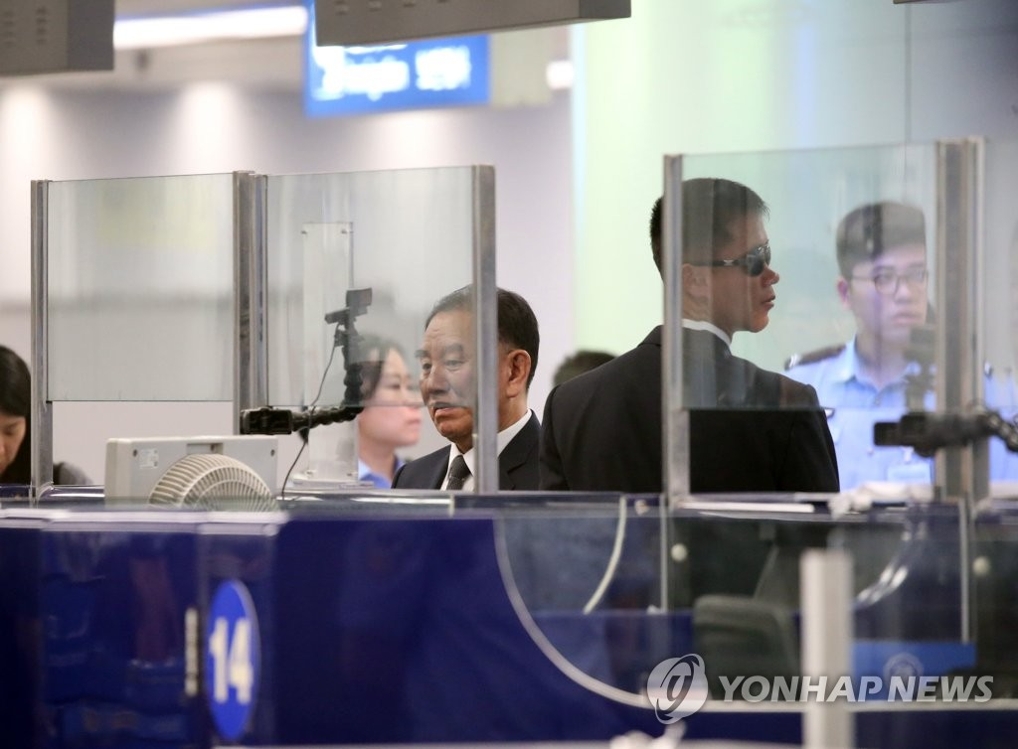 6月4日中午,在北京首都機場,朝鮮勞動黨中央委員會副委員長兼統一戰線部部長金英哲準備搭乘朝鮮高麗航空客機返回平壤。(韓聯社)