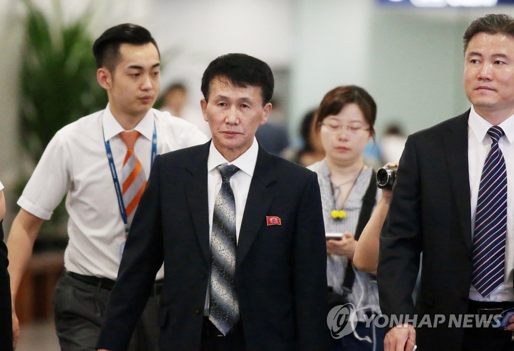 6月4日中午,在北京首都機場,朝鮮外務省北美局局長代辦崔強一準備搭乘朝鮮高麗航空JS152客機同朝鮮勞動黨中央委員會副委員長兼統一戰線部部長金英哲等人一道返回平壤。(韓聯社)