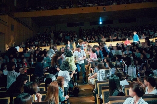 ������b�饻�i��m���T�����n�ŶǬ��ʪ��{���ӡ]Mountain Movement���ѡ^