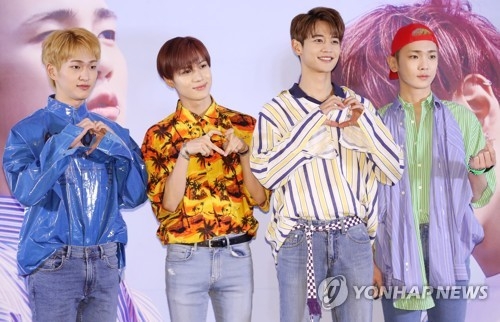 6月11日下午,在首爾帕那斯洲際大酒店,SHINee亮相第六張正輯《The Story of Light》鑒賞會,左起依次是溫流、泰民、珉豪、Key。(韓聯社)