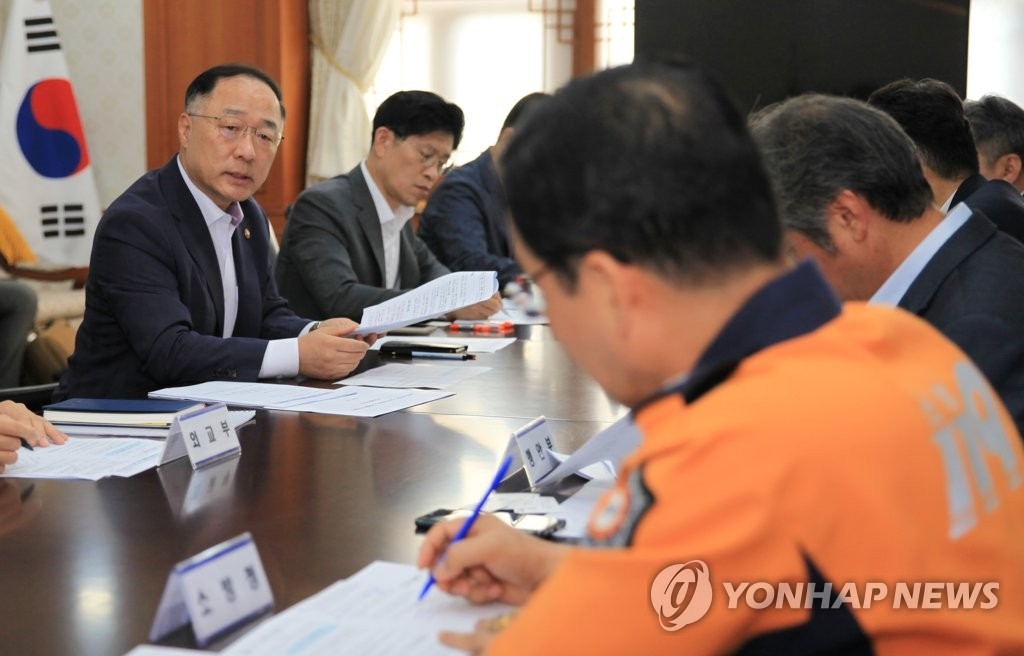 7月25日上午,在中央政府首爾辦公樓,國務調整室長洪楠基(左一)主持召開寮國大壩坍塌事故對策會議。(韓聯社/國務總理室提供)