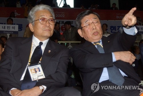 ��ƹϤ��G2002�~10��10��A�b�n���y�s�|�檺��14���ȹB�|�W�A���A��|�۱i���]���^�M�����s�[�ݶ`���D���ɡC�]���p���^