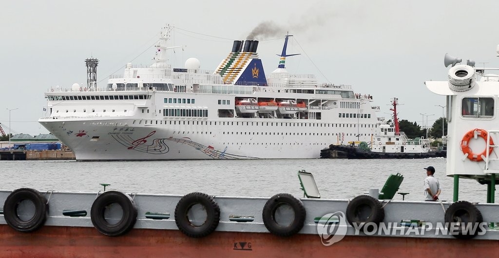 資料圖片:圖為2016年曾推進停靠南浦港和仁川港的中國郵輪。(韓聯社)