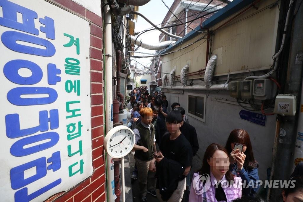 ��ƹϤ��G�����@�a�N�ѩ��e�A���ȭ̱ư_�F���s�C�]���p���^