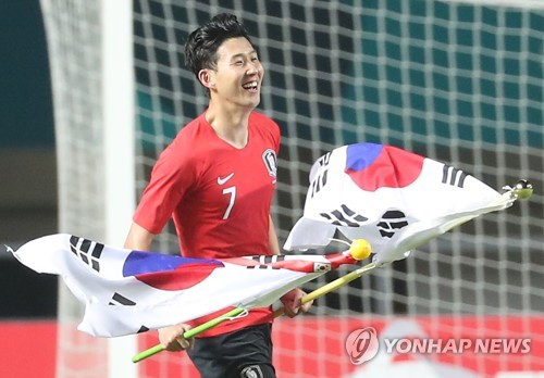 當地時間9月1日,在印尼,南韓隊在雅加達亞運會男足決賽中2比1戰勝日本隊,孫興慜奔跑慶祝勝利。(韓聯社)