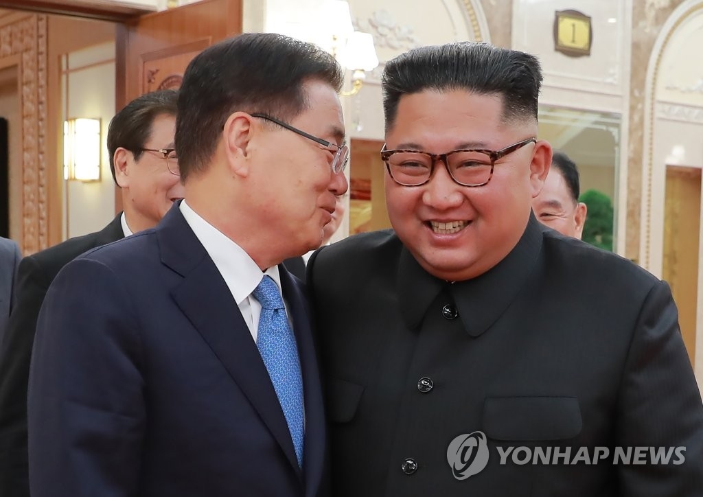 9月5日,在朝鮮平壤,訪朝的南韓總統特使團團長、青瓦臺國家安保室室長鄭義溶(左)與朝鮮國務委員會委員長金正恩交談。(韓聯社/青瓦臺供圖)