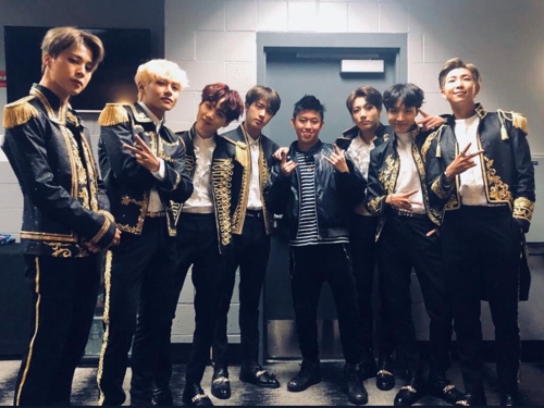 BTS與說唱歌手Rich Chiga(右四)合影。(韓聯社/BTS推特截圖)