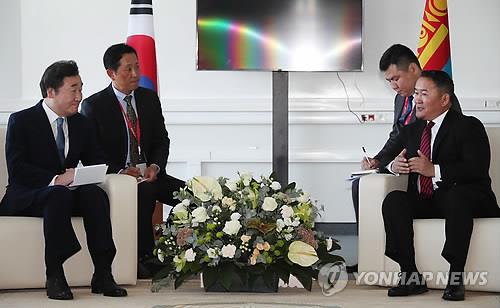 9月11日,在俄羅斯海參崴,南韓國務總理李洛淵(左)與蒙古國總統巴特圖勒嘎舉行會晤。(韓聯社)