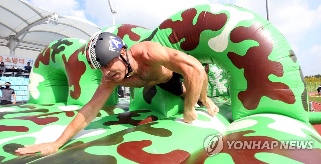 繞障礙物比賽現場圖(韓聯社)