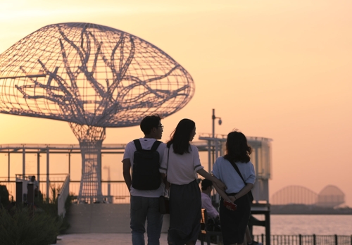 �C�ȭ̦b�Y��Q�ծq�ͩR����C�]���p���O�̦��t�b��^