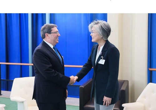 當地時間9月26日,在紐約,南韓外交部長官康京和(右)與古巴外長布魯諾·羅德里格斯握手致意。(外交部提供)