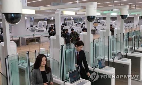 資料圖片:自助辦理出入境手續(韓聯社)