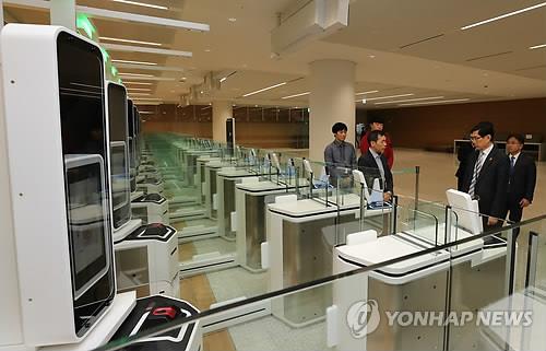 資料圖片:仁川國際機場第二航廈自動出入境審查設備