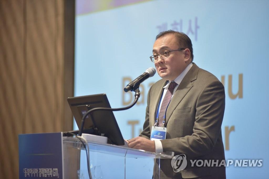 10月10日,在首爾四季酒店舉行的“東北亞經濟合作與GTI”研討會上,GTI秘書處主任特格樂德爾致開幕詞。(韓聯社/對外經濟政策研究院供圖)