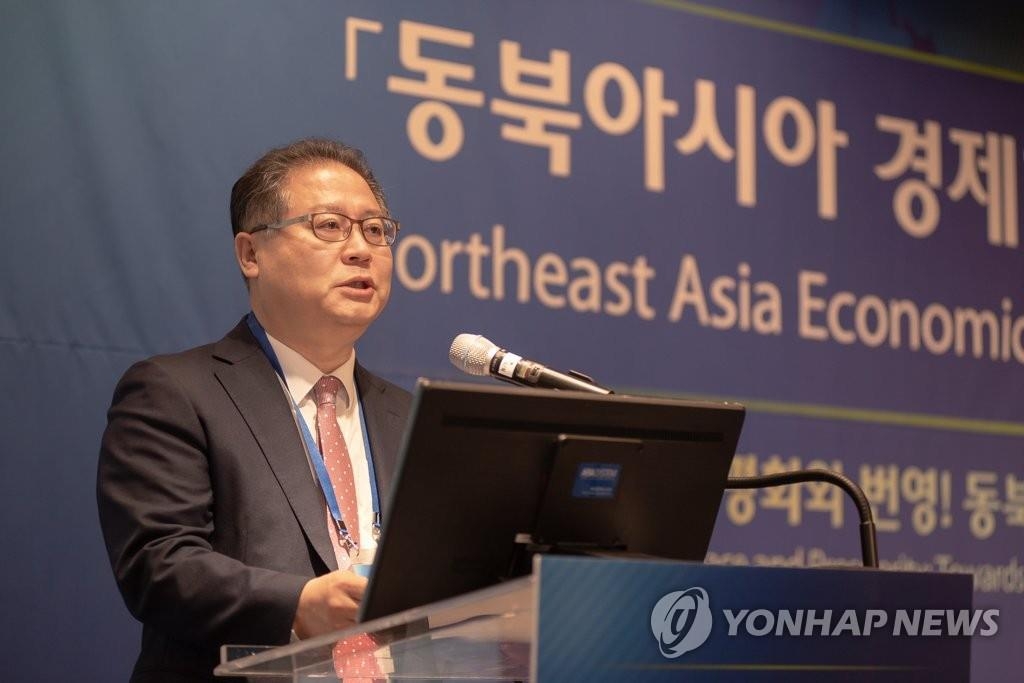 10月10日,在首爾四季酒店舉行的“東北亞經濟合作與GTI”研討會上,對外經濟政策研究院院長李載榮致歡迎詞。(韓聯社/對外經濟政策研究院供圖)