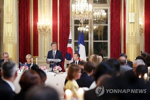 當地時間10月15日下午,在巴黎愛麗舍宮,南韓總統文在寅在法方主辦的國宴上致辭。(韓聯社)